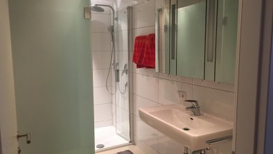 Bad mit Dusche und WC, WC hinter Glastüre