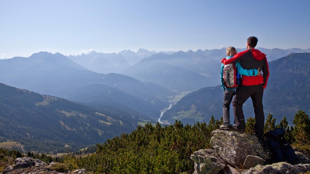 In winter the Venet Massif above Landeck is a family-friendly ski resort, while during the summer months it is popular with hikers. The Venetbahn cable car transports visitors up to 2,200m altitude in the blink of an eye., © TirolWest/Daniel Zangerl