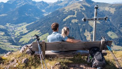 Wanderung Hochstrickl Alpbach Gipfel Paar Rastbank