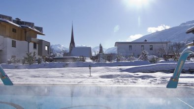 Pool mit Kirche