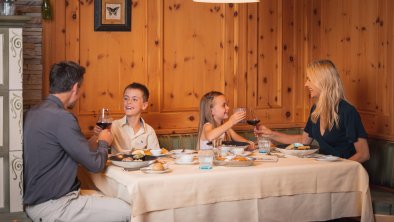 Familie beim Abendessen-3654-web