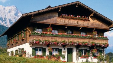The "Begdoktorhaus" in Wildermieming in summer, © Innsbruck Tourismus