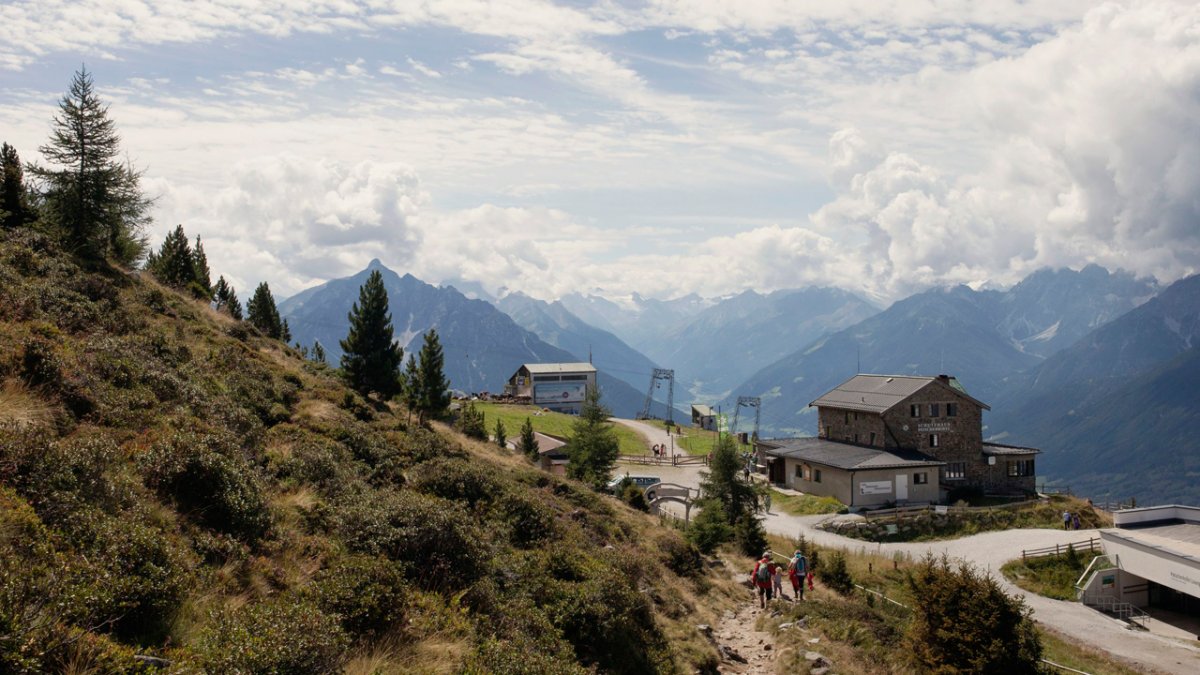 Eagle Walk: Zirbenweg hiking trail on the Patscherkofel mountain, © Tirol Werbung