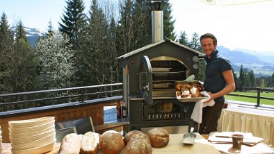 Andi beim Holzofenbrot-backen