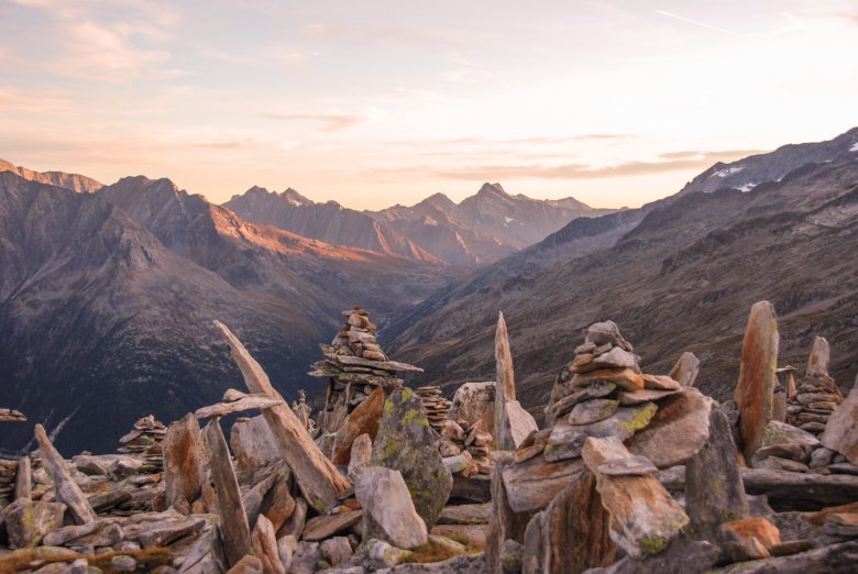 Stones piled up on top of each other are known in Tirol as „Stoamandln“. These can be found on the Petersköpfl mountain. Photo: Jannis Braun, © Jannis Braun
