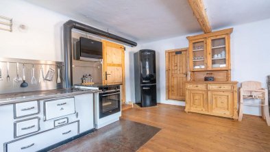 Grossmutters Haus - kitchen with cooker and refrigerator, © Kroner Realitäten GmbH