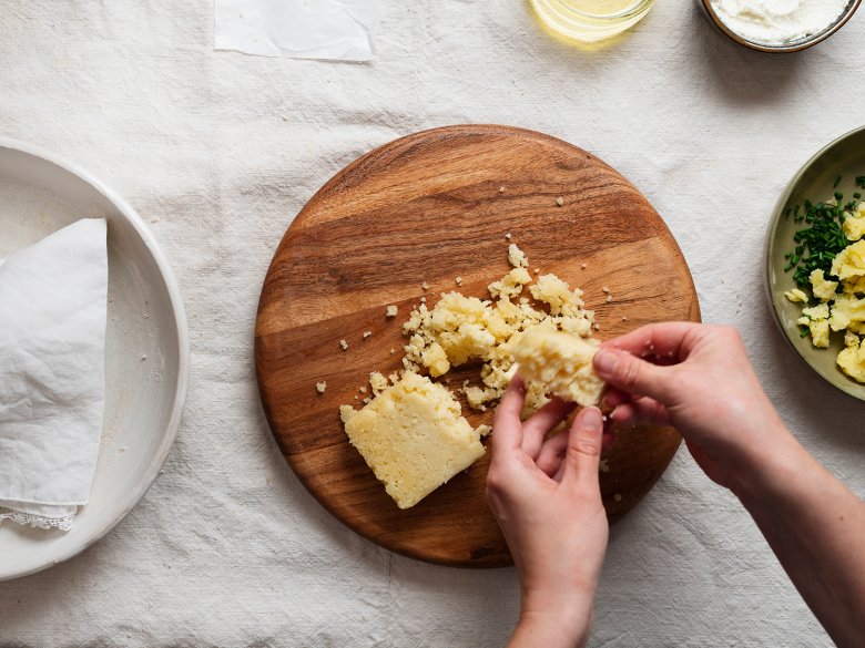 Crumble the Grauk&auml;se cheese into small pieces.
