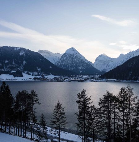 View of Lake Achensee during a winter hike, © Tirol Werbung/Lisa Hörterer
