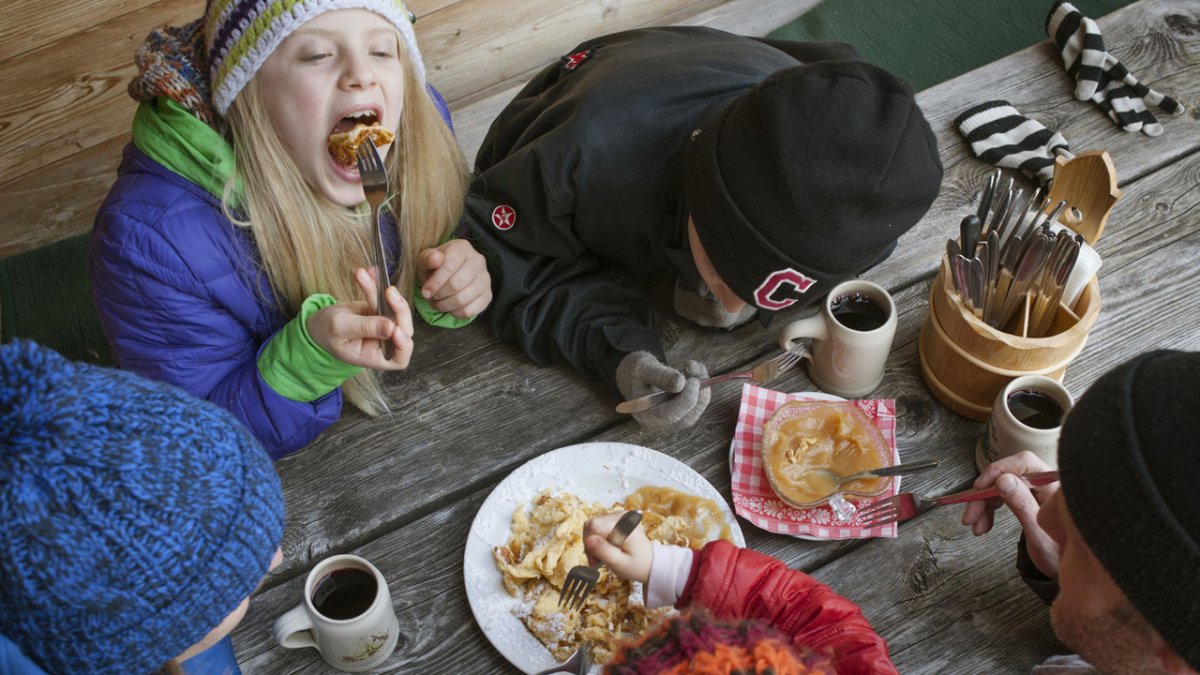 At lunchtime the children all eat together with their ski instructors - a great way to make new friends and load up on energy., © Tirol Werbung/Fritz Beck