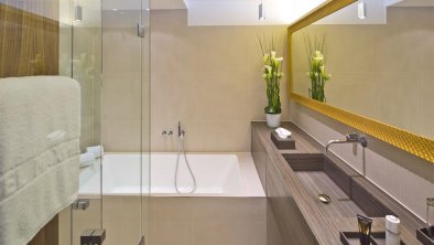 Bad mit Badewanne und Dusche in der Junior Suite, © (c) Hotel Maximilian