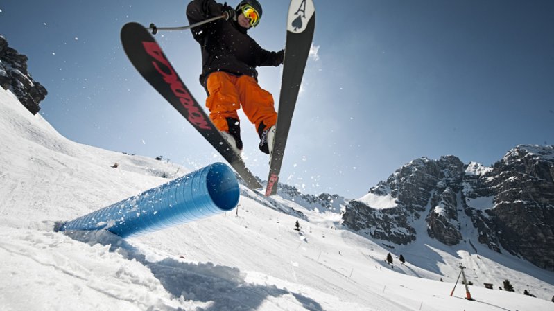 Enjoy the convenience of three chair lifts and one gondola around the mountain, accessing long blue and red groomers and trails that rise from 952 to 1,641 meters, © Stubai Tirol