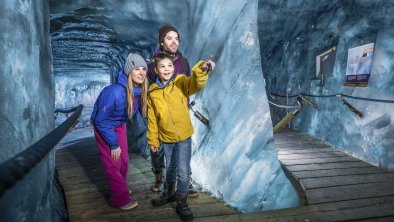 Eisgrotte-StubaierGletscher03-c-AndreSchoenherr