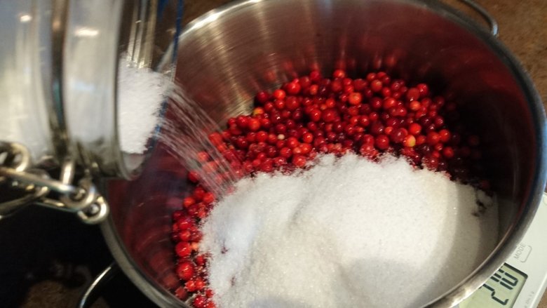 Mix cranberries and sugar in the ratio 4:3.