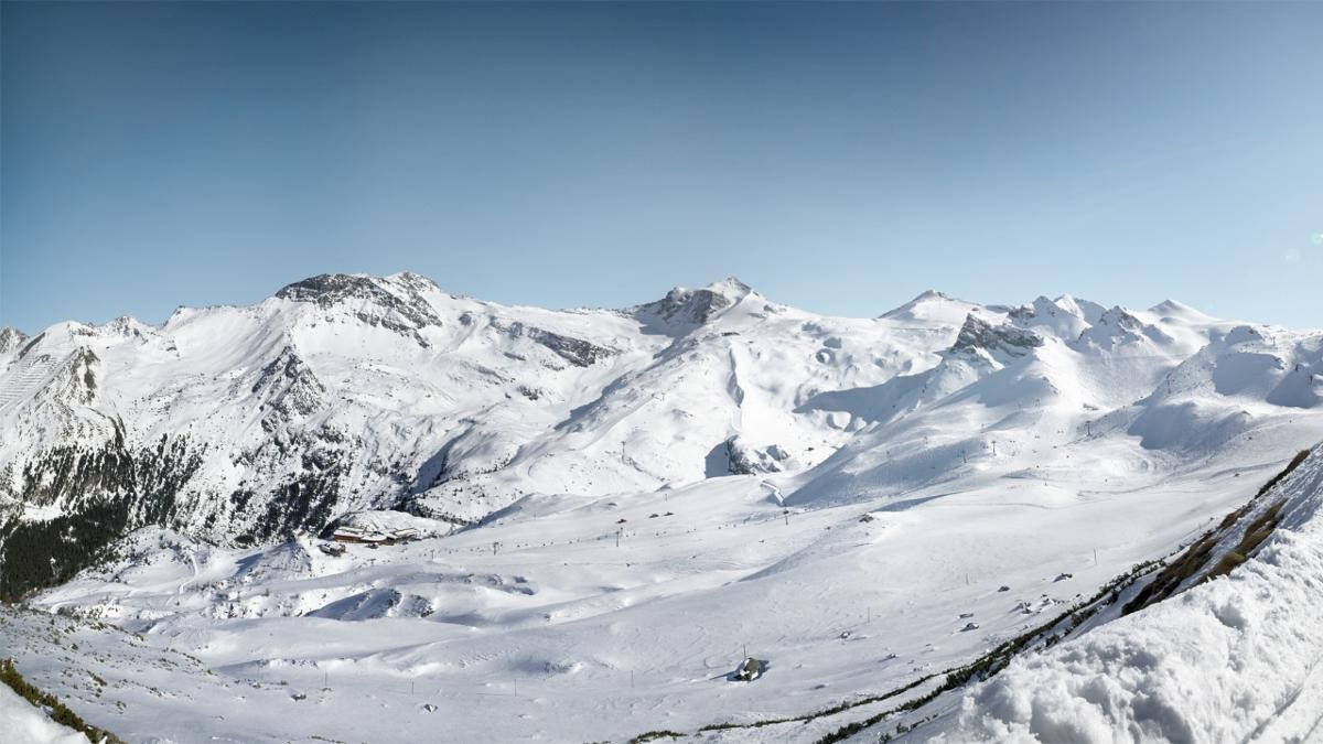 The valley is home to two major ski resorts: Ski Zillertal 3000 and the Hintertux Glacier. While the former offers a wide range of pistes catering for all abilities, the latter is the only ski area in Austria open all year round., © Hintertuxer Gletscher