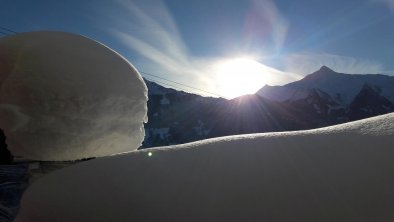 Schnee rund um die Hütte