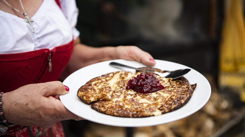 “Melchermuas” with cranberries – a staple of local cuisine in Zillertal Valley, © Archiv TVB Mayrhofen / Dominic Ebenbichler