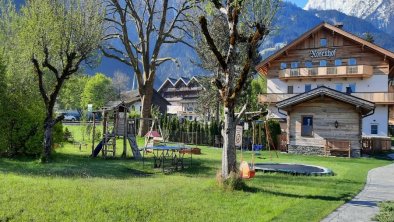 Der Garten mit Spielplatz, Hüttensauna und Badetei, © Familie Moigg