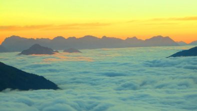 Sonnenaufgang über den Wolken