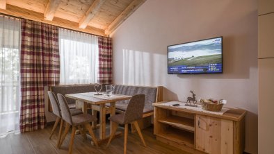 grosser FLAT HD TV gemütlicher Essecke Apartment, © Fischerwirt Walchsee