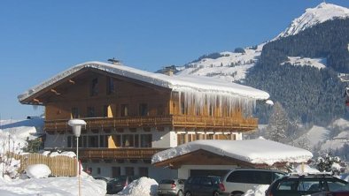 Pension_Hinterseer_Kitzbühel_Winter-Aussenansicht