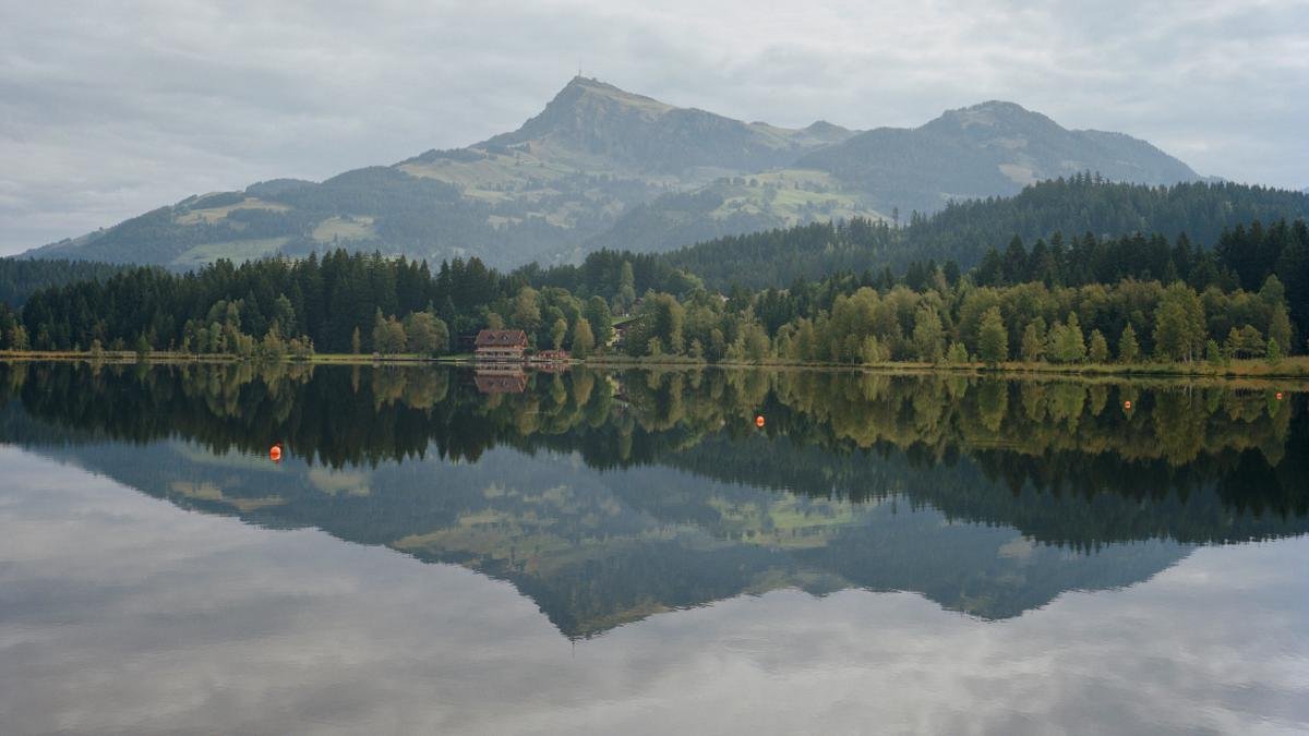 Lake Schwarzsee is not only one of the warmest swimming lakes in the Alps but is also very healthy thanks to its rich moorland vegetation. The historic lido complex on the shoreline is a protected building., © Tirol Werbung/Andrew Phleps