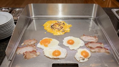 Eier uns Speck frisch vom Grill, © Helmut Kröll