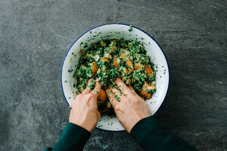 Step 2: In a large bowl, mix well to blend all the ingredients.