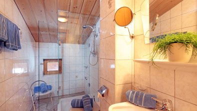 Badezimmer Familienwohnung Gästehaus Schroll