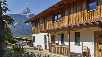 Ferienhaus_Lorea_Morgenterrasse mit Sonnenspitze, © 2020 birgitstandke