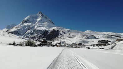 ...auf der Loipe - mit Ballunspitze und Schigebiet, © Schöpf M.