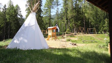 Spielplatz mit Indianerzelt