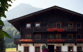 The heart of the Mauracher family: the 250-year-old Lindhof farmhouse in Thiersee.