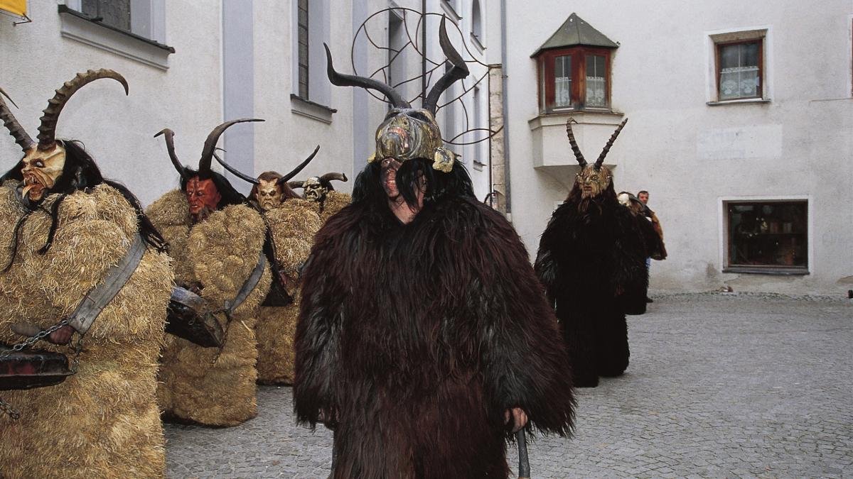 Every year on 6 December towns and villages throughout Tirol host elaborate processions to welcome Saint Nicholas, who rewards children who have been good throughout the year with presents. However, in the Kitzbühel Alps he does not come alone. Instead, he is accompanied by frightful devils known as “Perchten” who roam the streets in search of children who have been bad, rattling rusty chains and ringing large cow bells on their backs., © Tirol Werbung/Somer Phil
