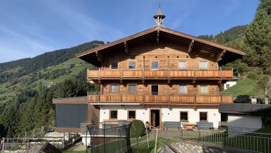 Blick zum Bauernhaus + Spielplatz