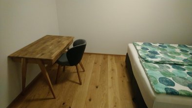 Schlafzimmer 1 EG Tisch