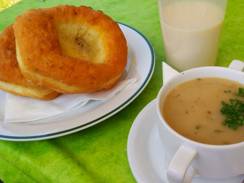 A ring of fresh, deep-fried dough circling a thin, almost transparent dough film; “Schmalznudel” is kind of like a large, flat doughnut—traditionally served with bean soup in Wildschönau.