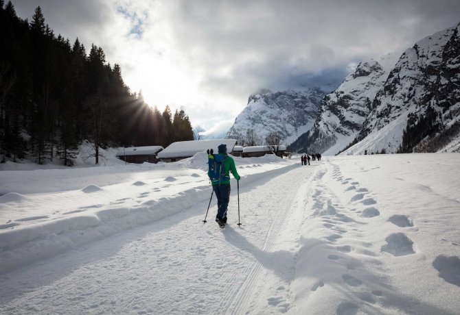Winter hiking in the Karwendel Mountains, © Tirol Werbung/Lisa Hörterer