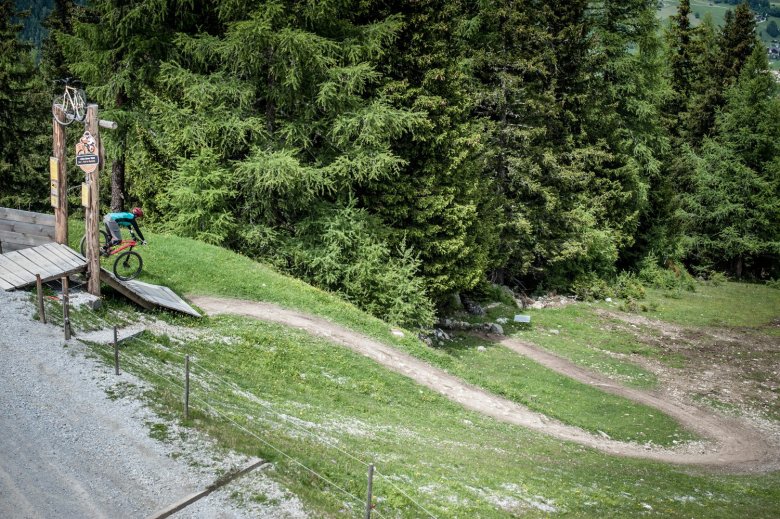 Located just below the gondola’s top, the trailhead of EinsEinser Trail is easy to spot.