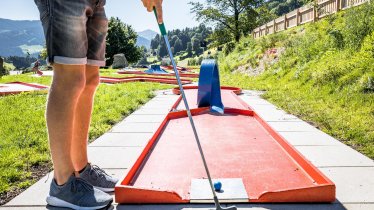 Kinder beim Minigolf spielen