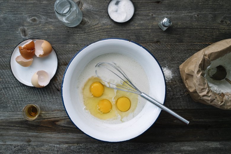 Mix flour, vanilla sugar, milk, salt and eggs and stir until batter is smooth.