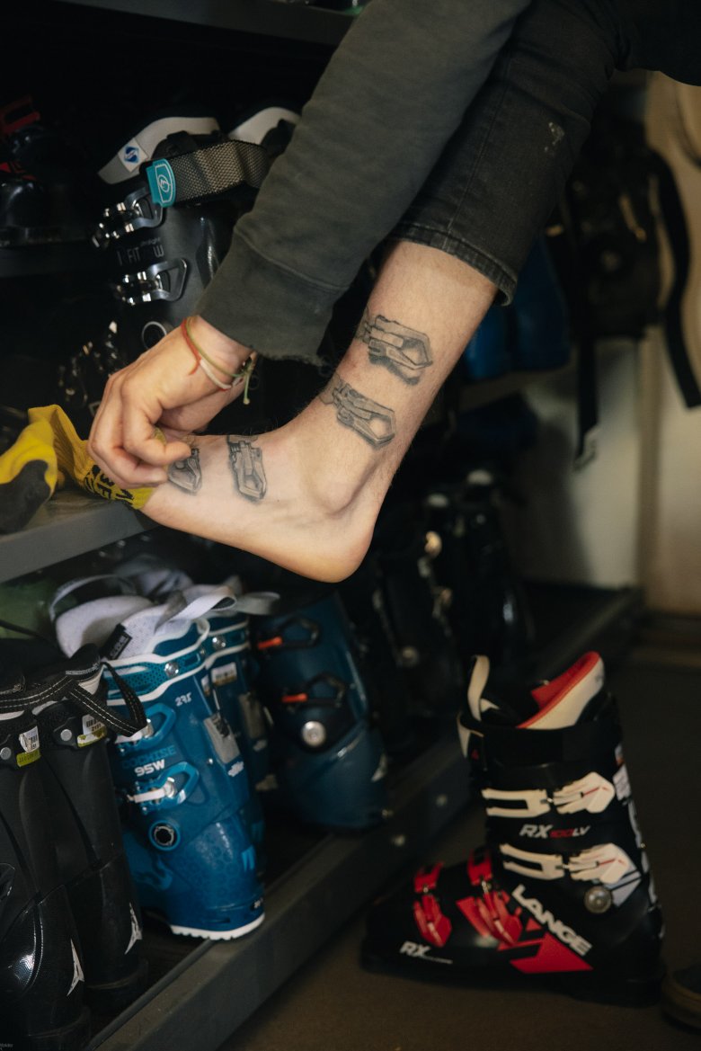 Ski bum forever! Passionate freerider Christian Schleehauf from Hinterzarten in Germany has ski buckles tattooed onto his foot.