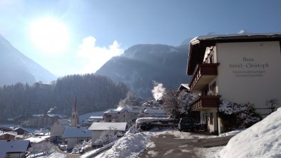 Winter Hausansicht mit Aussicht Dorf