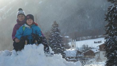 Winterspaß vor dem Haus