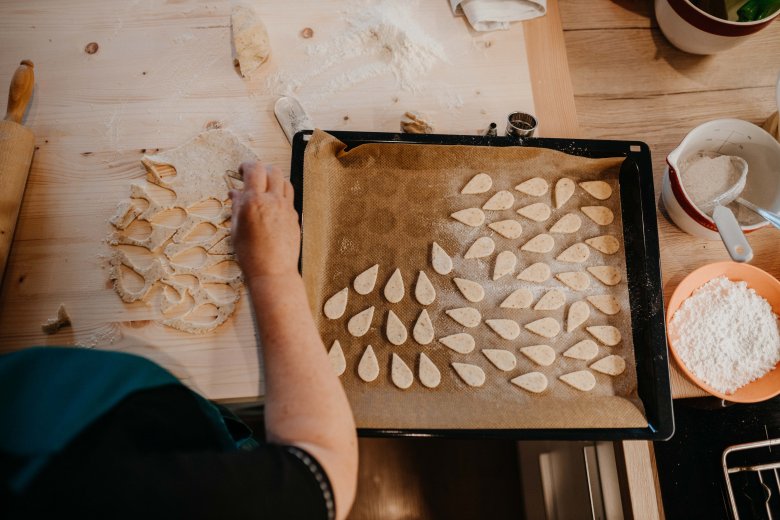 Use the teardrop-shaped cookie cutter to cut out the cookies and then place on a try covered with greaseproof paper and place in the oven at 170/175°C for 10-15 minutes (keep an eye on them). Take them out of the oven and leave to cool.