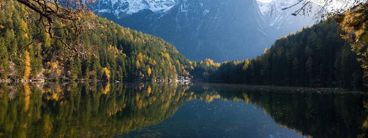 Autumn in Tirol: Piburger See lake in the Ötztal Valley, © Tirol Werbung/Mario Webhofer