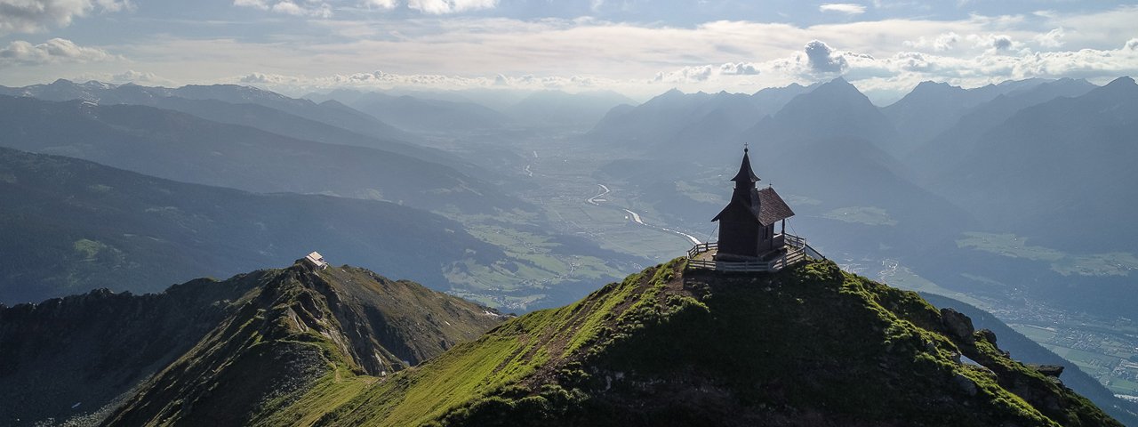 Kellerjochhütte and the chapel on top of the mountain, © TVB Silberregion Karwendel