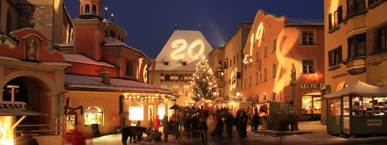 The charming Old Town of Hall makes an inspirational statement with its unmatched Christmas illuminations on houses in the town center, © Haller Advent
