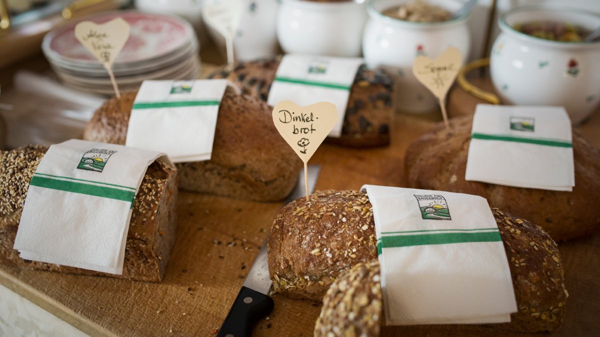 Annelies Paulweber uses traditional recipes to bake bread which looks, smells and tastes fantastic., © Tirol Werbung/Lisa Hörterer