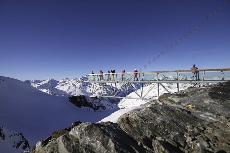 The spectacular mountaintop viewing platform atop Tiefenbachkogel in Sölden is jutting out over a heap of mountains for 60 incredible metres, Photography: Tirol Werbung, Bernhard Aichner