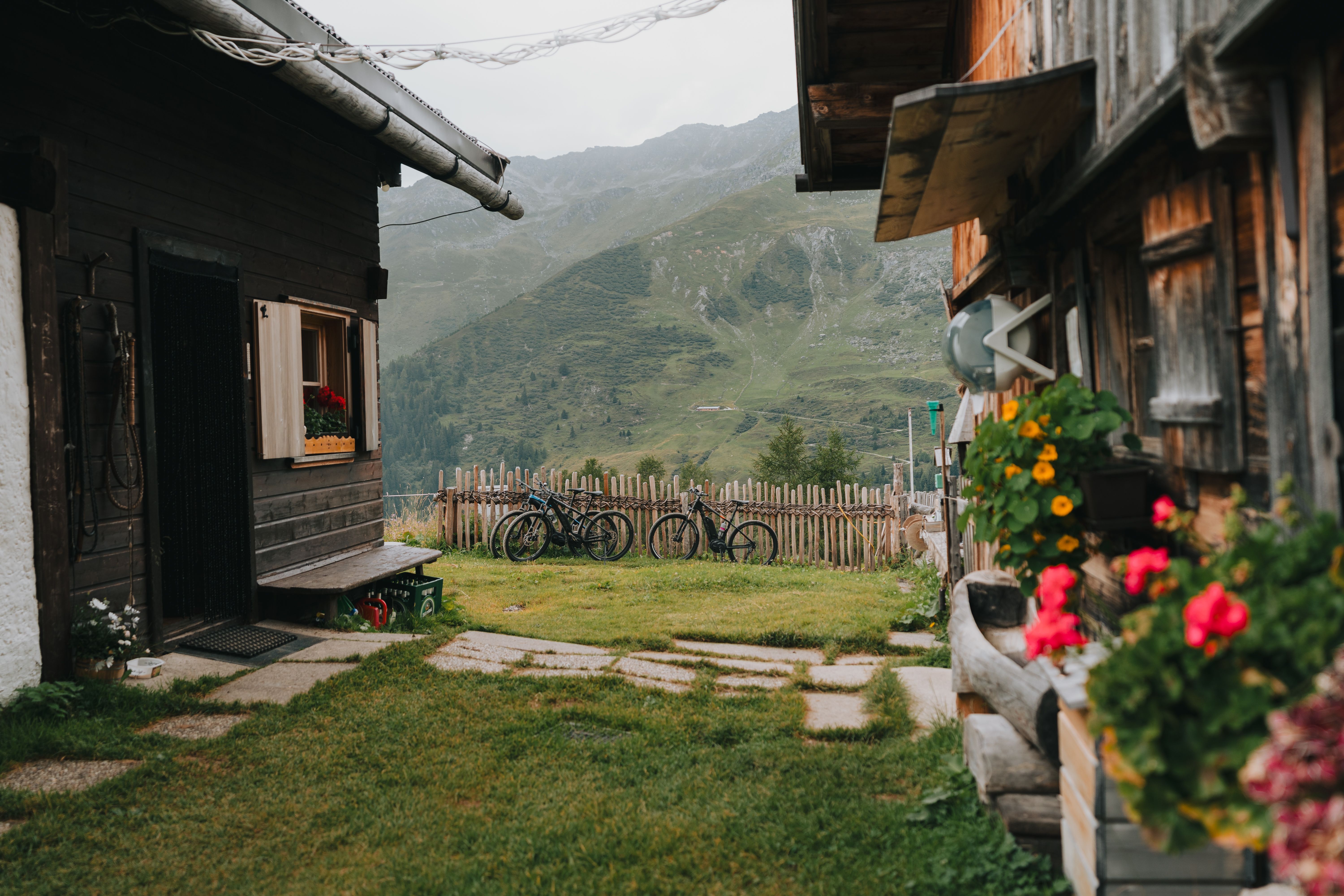Durch blicken zwischen zwei urigen Almhütten, Naviser Almenrunde